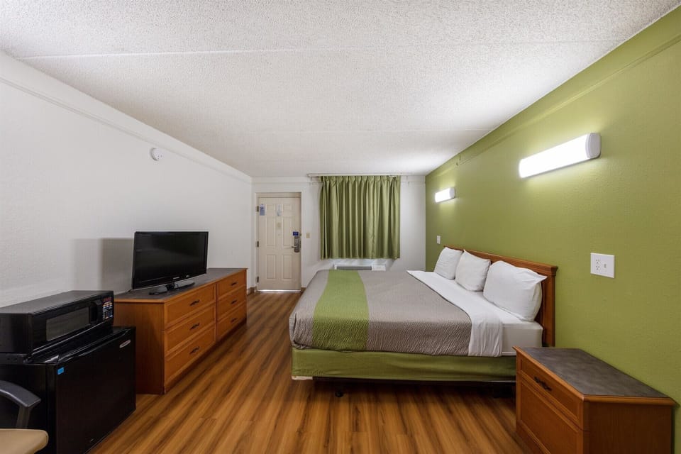 Desk, blackout drapes, free WiFi, bed sheets