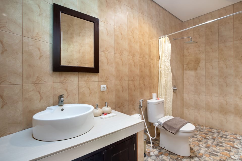 Shower, rainfall showerhead, free toiletries, hair dryer