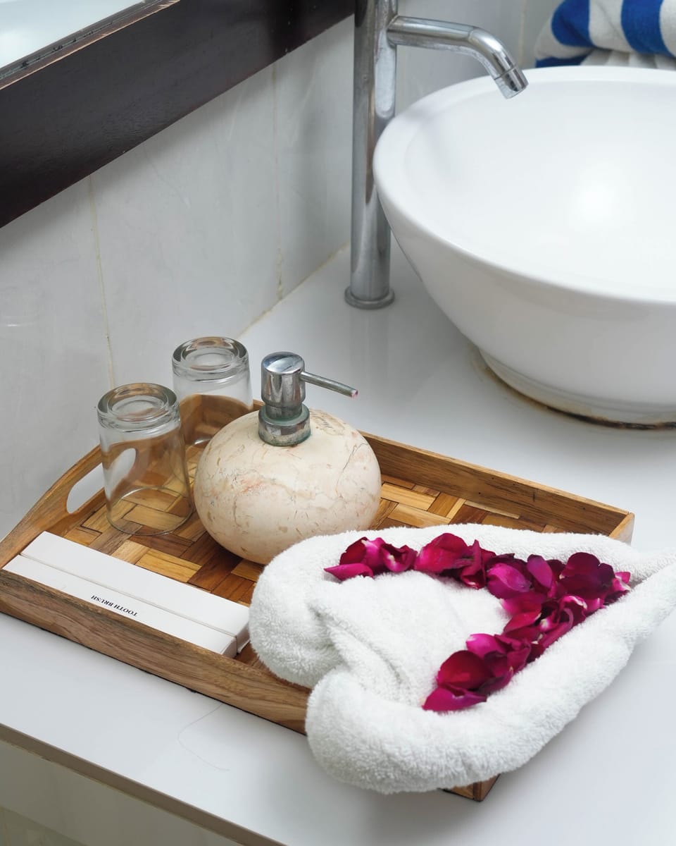Shower, rainfall showerhead, free toiletries, hair dryer