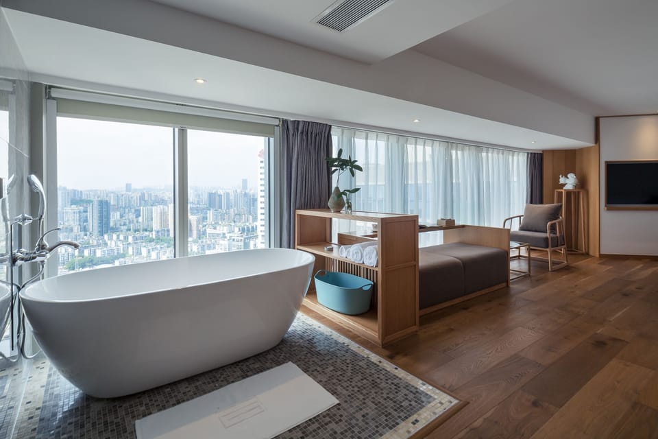 Wide-View King-Size Room | Bathroom | Combined shower/tub, rainfall showerhead, free toiletries, hair dryer