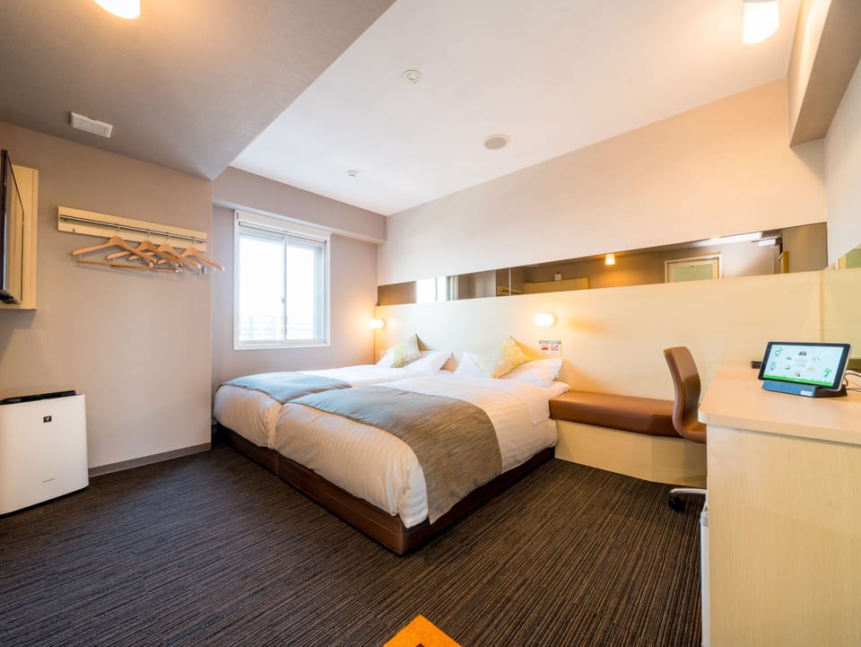 Hollywood Twin Room | Blackout drapes, soundproofing, free WiFi