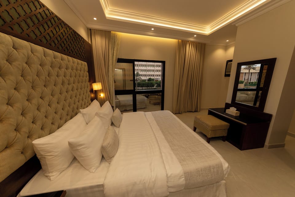 1 bedroom, Egyptian cotton sheets, premium bedding, desk