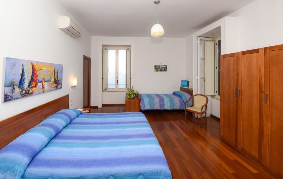 Triple Room | In-room safe, desk, free WiFi, bed sheets