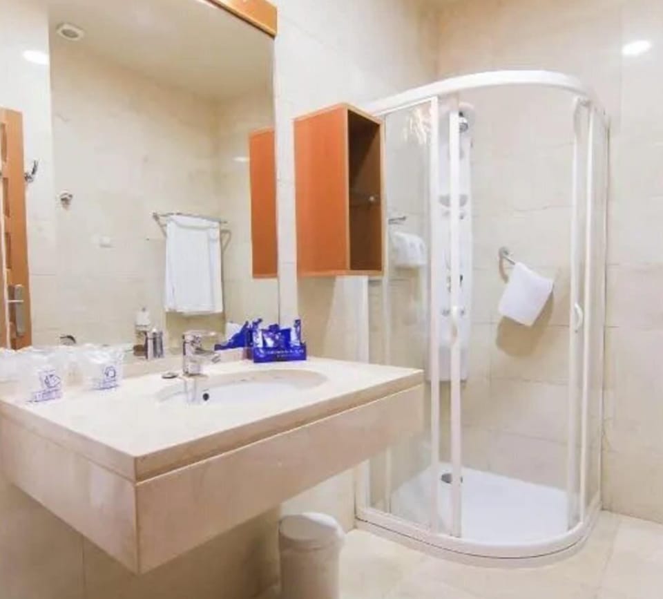 Bathroom | Free toiletries, bathrobes, bidet