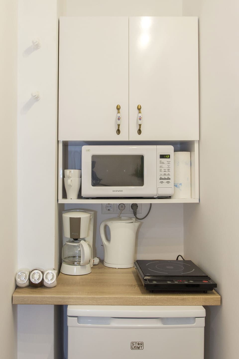 Premium Studio | Private kitchenette | Fridge, microwave, stovetop, coffee/tea maker