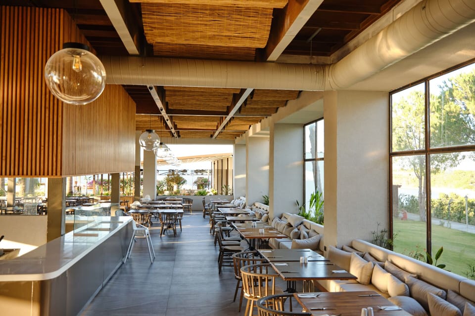 4 restaurants; breakfast, lunch, and dinner served
