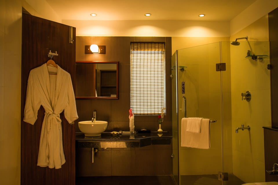 Suite | Bathroom | Hair dryer, towels