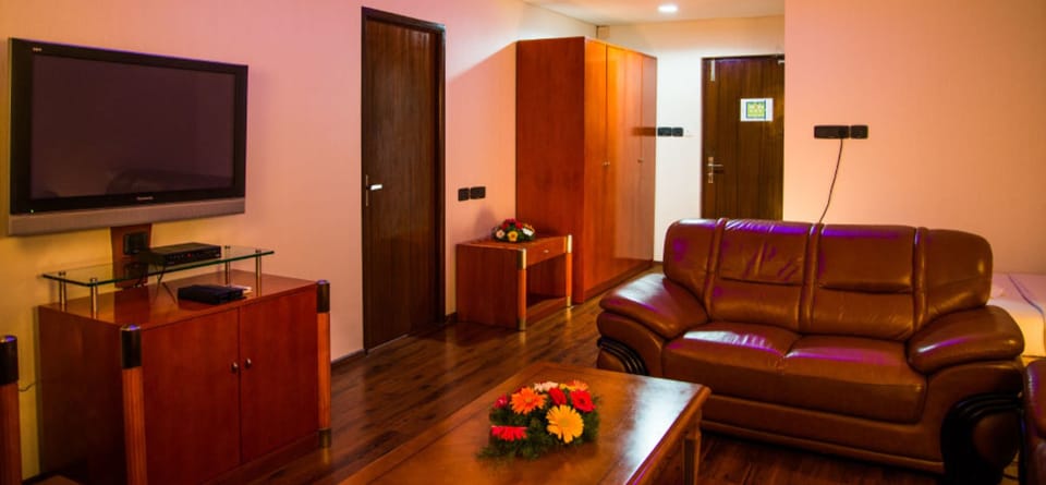 Suite | Living area | TV