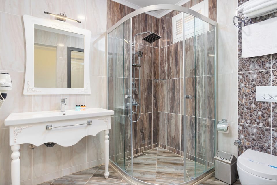Elite Room, 1 King Bed | Bathroom | Shower, free toiletries, hair dryer, towels