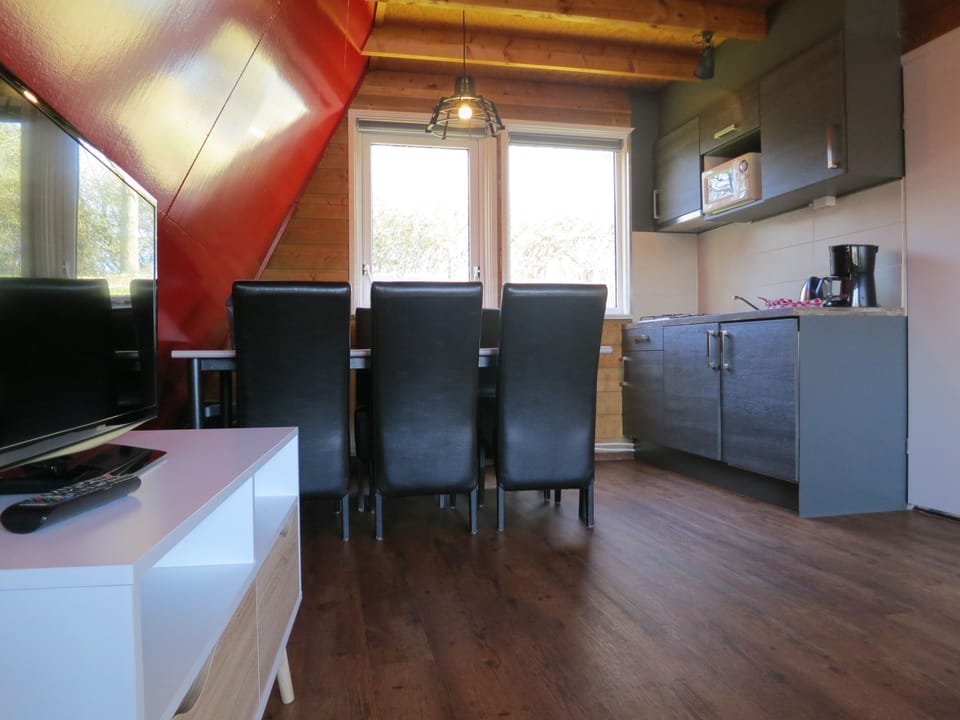 Classic Cottage, 3 Bedrooms, Lake View (Vissershuisje) | In-room dining
