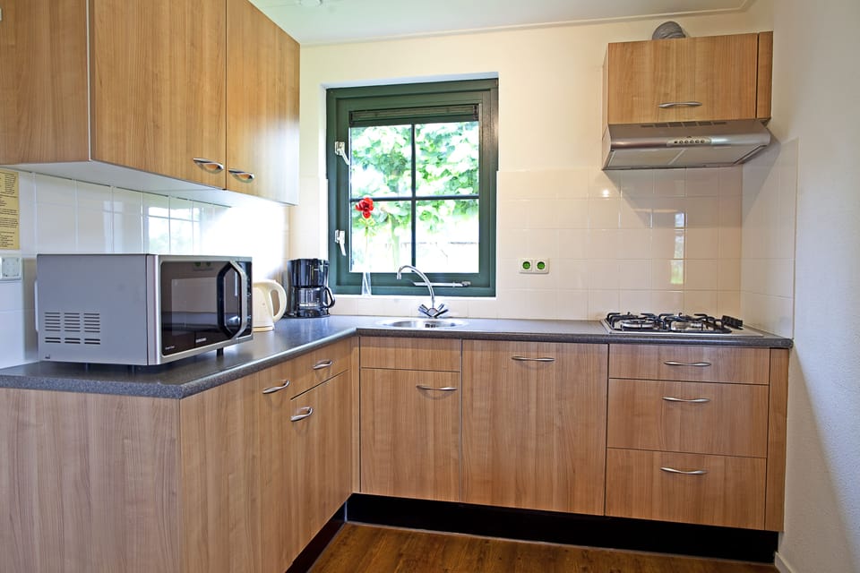 Comfort House, 3 Bedrooms, Lake View, Lakeside | Private kitchen | Full-size fridge, microwave, stovetop, electric kettle
