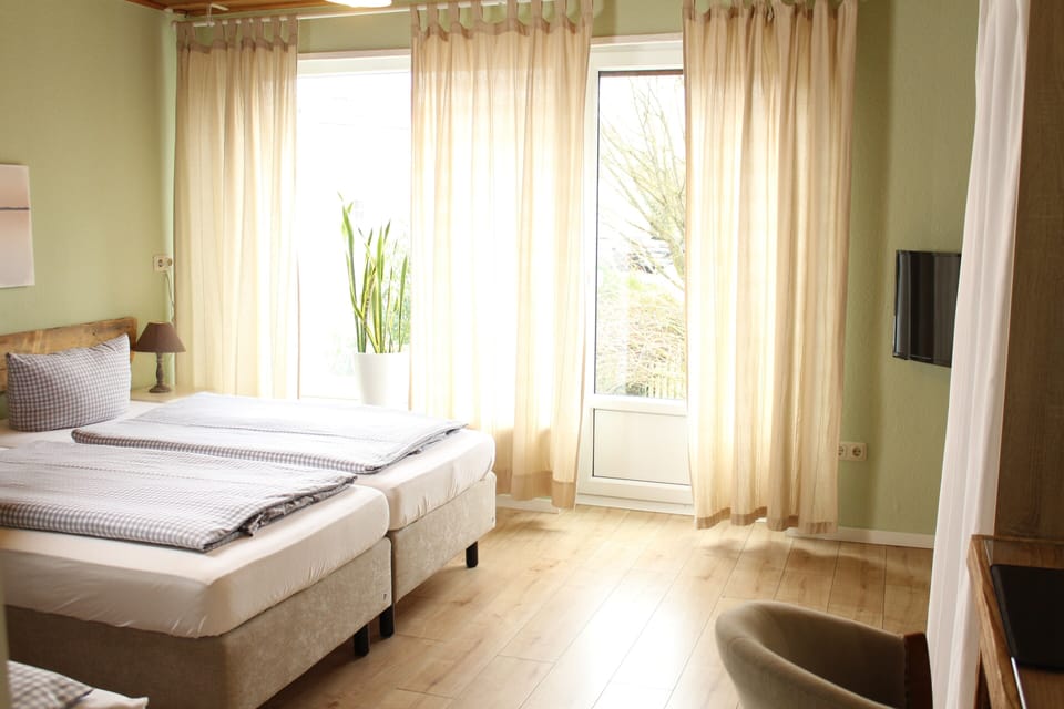 Standard Triple Room | Desk, free WiFi, bed sheets