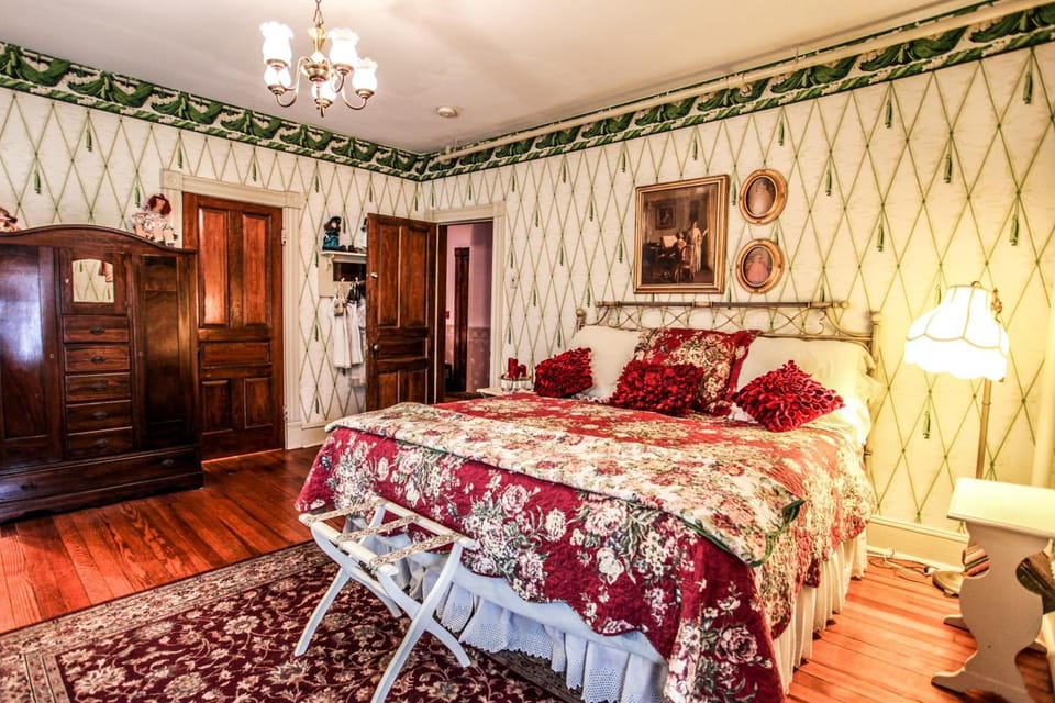 1 bedroom, Egyptian cotton sheets, premium bedding, desk