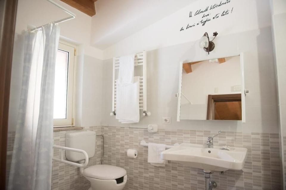 Shower, free toiletries, hair dryer, bidet