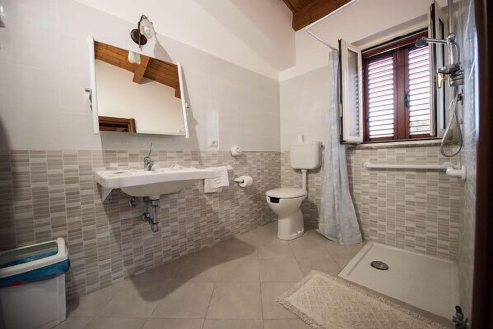 Double Room, Accessible, Garden View | Bathroom | Shower, free toiletries, hair dryer, bidet