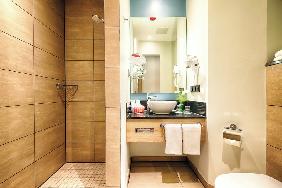 Combined shower/tub, free toiletries, hair dryer, towels