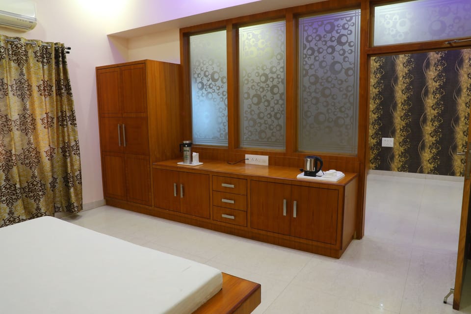 Premium bedding, in-room safe, desk, laptop workspace