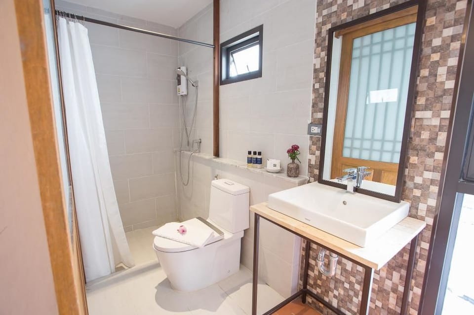 Superior Twin Room, Non Smoking | In-room safe, desk, blackout drapes, soundproofing