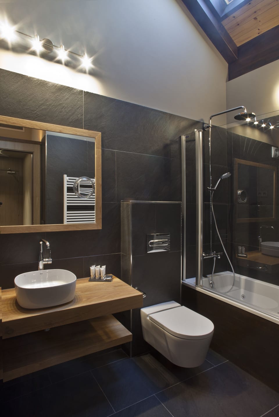 Superior Double Room, Hot Tub, Tower | Bathroom | Shower, free toiletries, hair dryer, towels