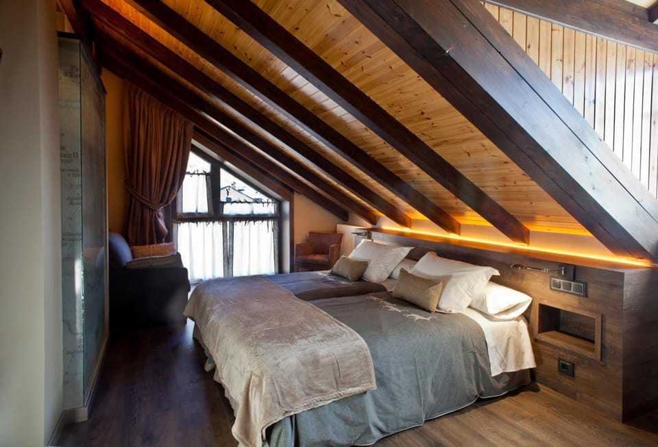 Premium bedding, down comforters, in-room safe, desk