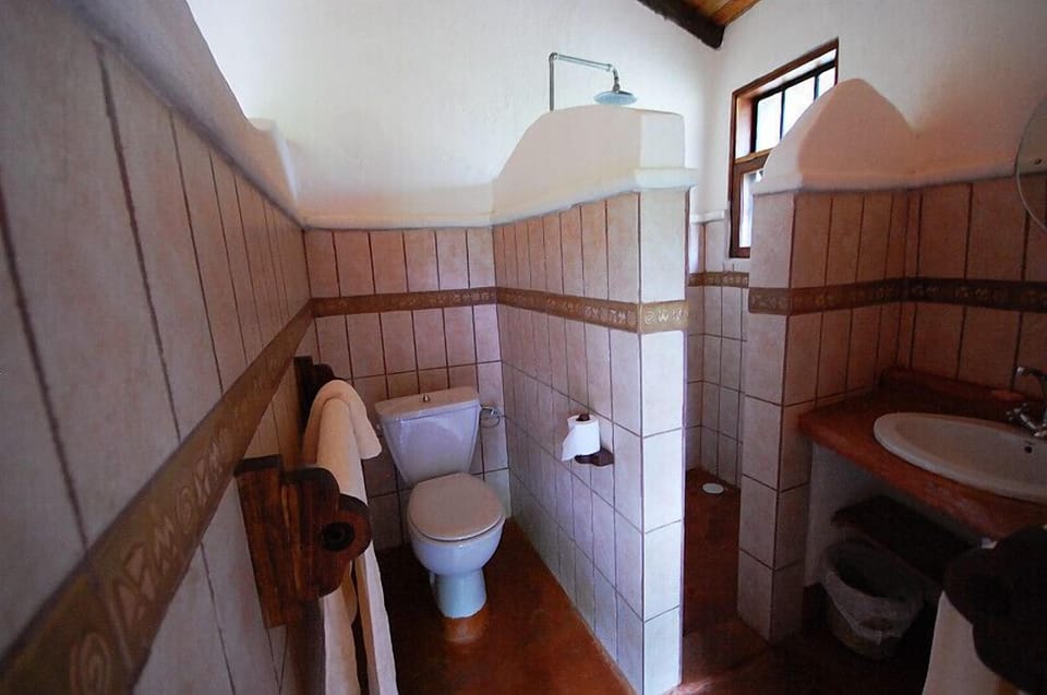 Shower, free toiletries, towels