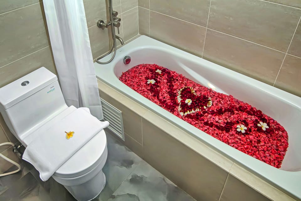 Suite Balcony with Bathtub | Bathroom | Shower, free toiletries, hair dryer, slippers