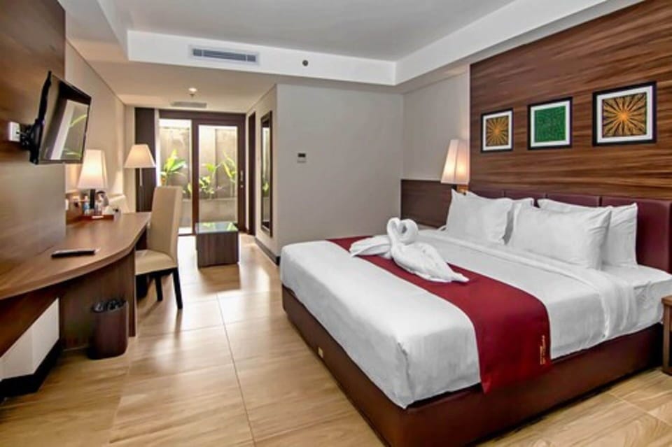 Deluxe Balcony with Bathtub | Premium bedding, minibar, in-room safe, desk