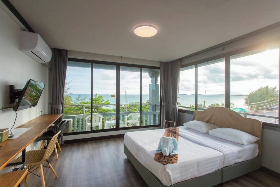 Superior Sea View Room with Balcony | Free WiFi