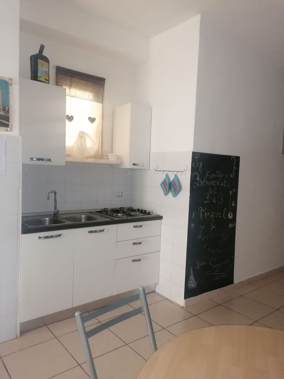 Full-size fridge, microwave, oven, stovetop