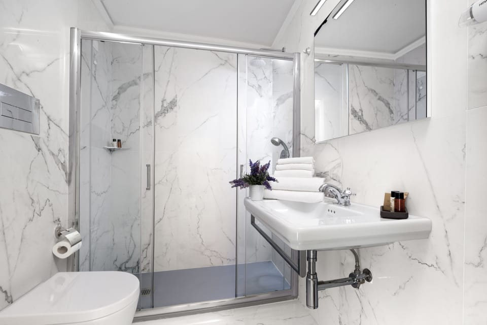 Superior Double Room, City View | Bathroom | Shower, rainfall showerhead, free toiletries, hair dryer