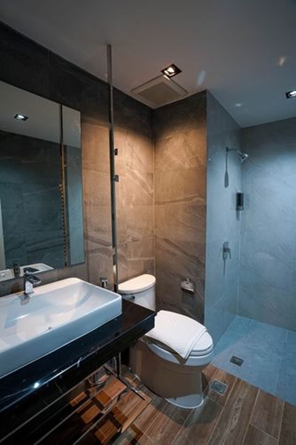 Shower, free toiletries, towels