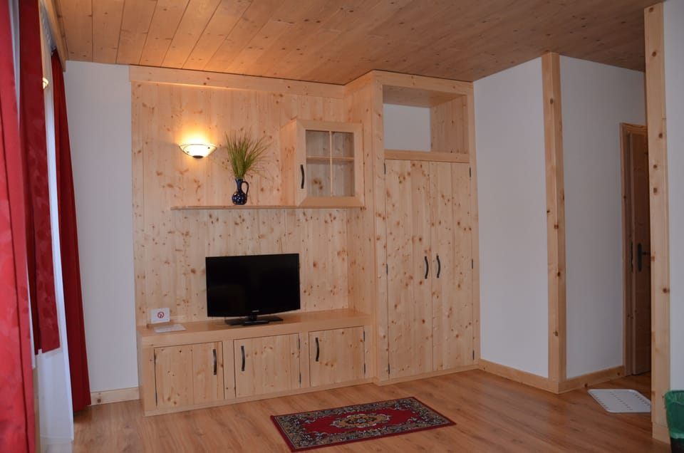 Standard Suite, 1 Bedroom, Non Smoking, Mountain View | Living area | Flat-screen TV