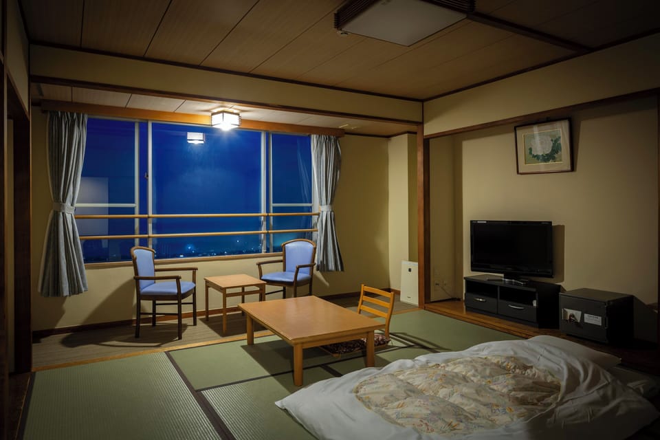 Japanese Room With Shared Washroom- Quadruple | In-room safe, free WiFi, bed sheets
