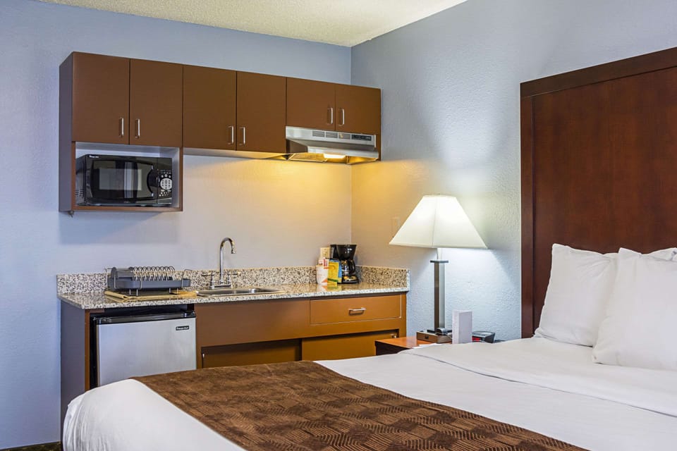 Suite, 1 King Bed, Non Smoking | Desk, blackout drapes, soundproofing, iron/ironing board
