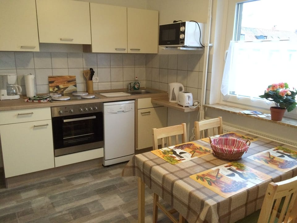 Apartment ( TW2 ) | Private kitchen | Full-size fridge, microwave, oven, stovetop