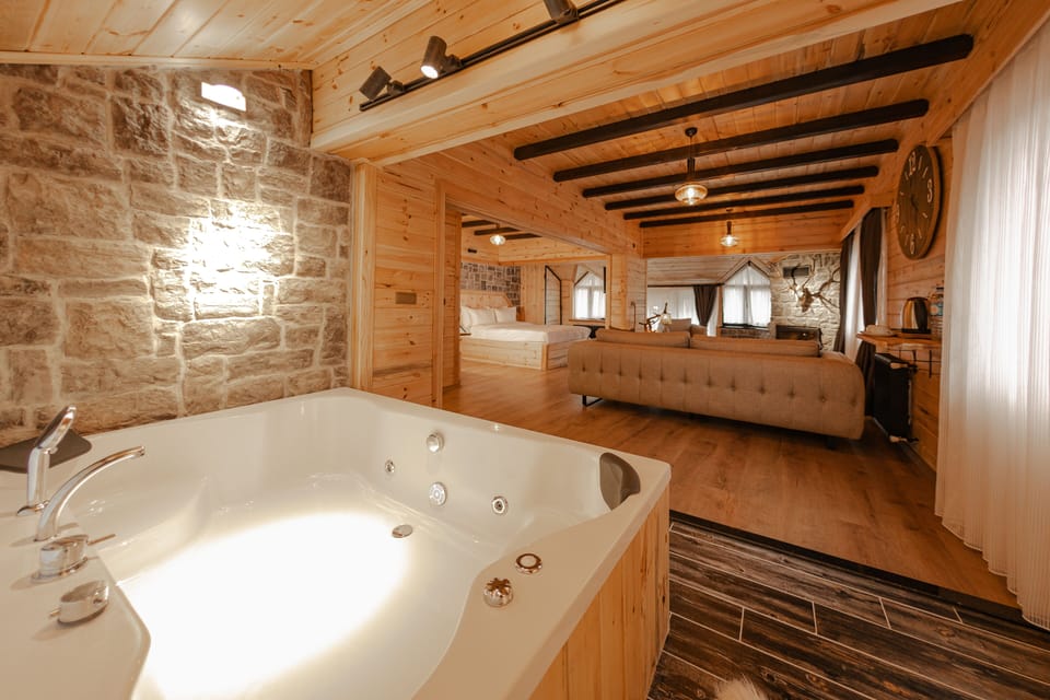 Deluxe Room, 1 Double Bed, Jetted Tub | Desk, laptop workspace, blackout drapes, free WiFi