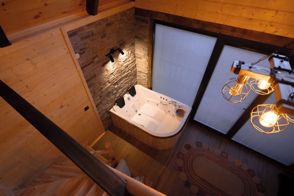 Design Tree House | Bathroom | Shower, free toiletries, hair dryer, bathrobes