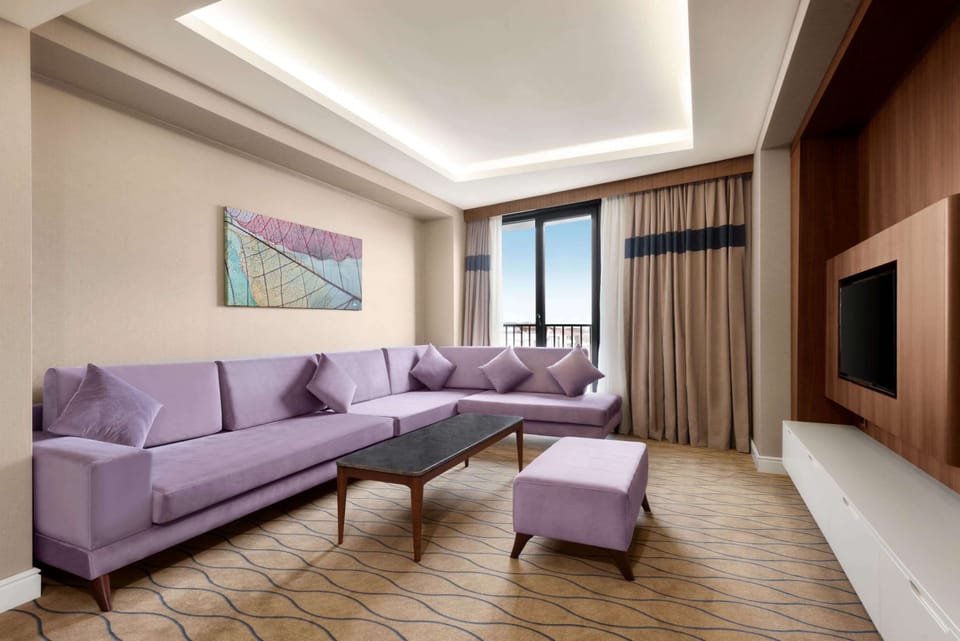 Hypo-allergenic bedding, minibar, in-room safe, desk