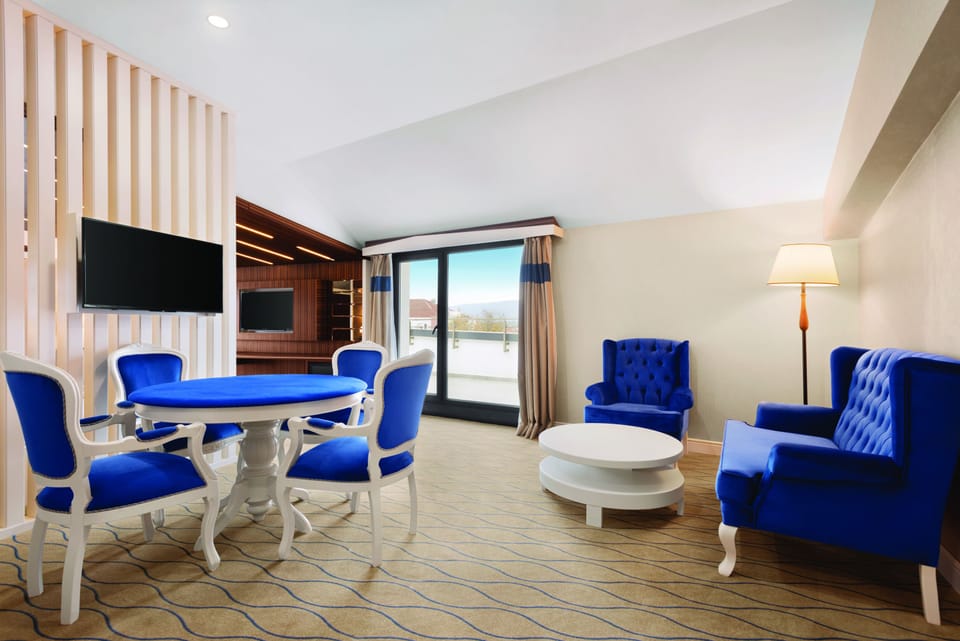 Hypo-allergenic bedding, minibar, in-room safe, desk