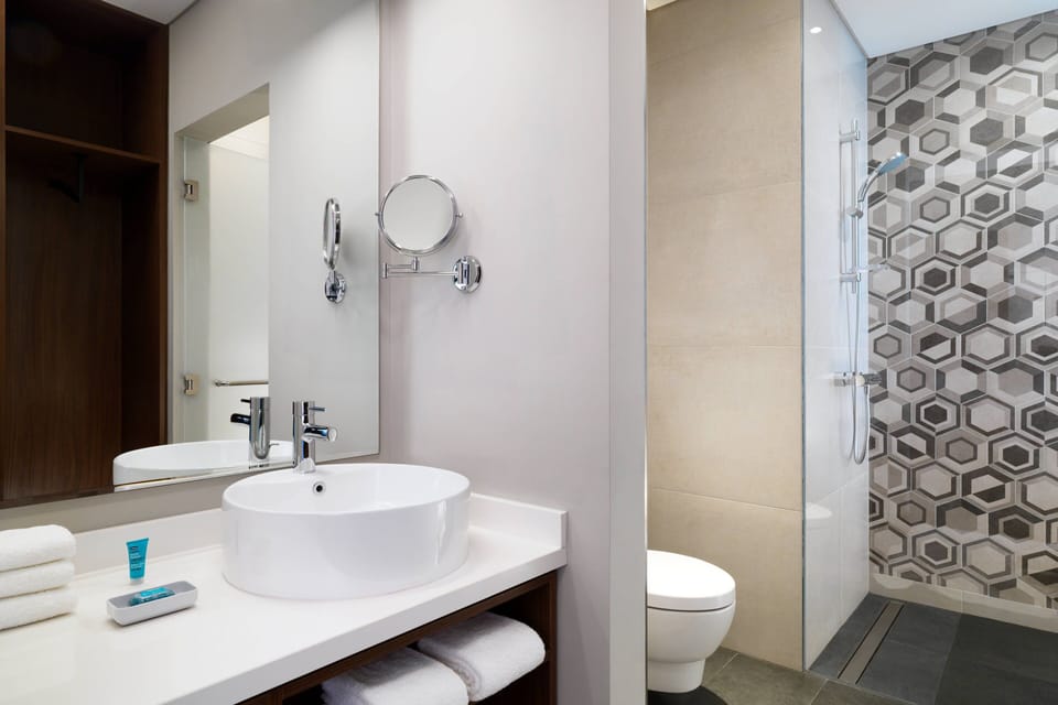 Combined shower/tub, rainfall showerhead, free toiletries, hair dryer