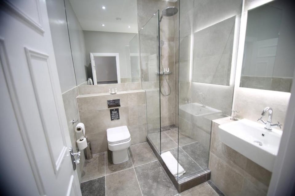 Suite | Bathroom | Shower, free toiletries, hair dryer, towels