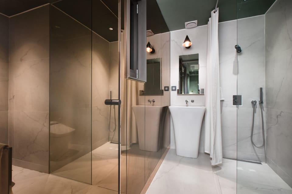 Premier Twin Room | Bathroom | Hair dryer, bathrobes, slippers, bidet