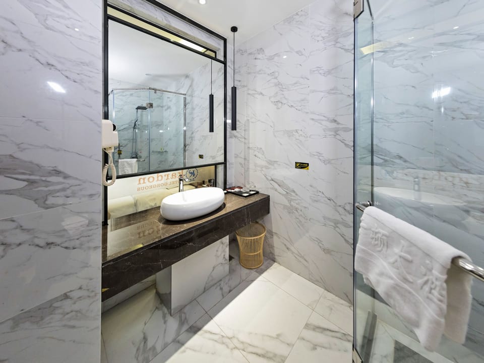Deluxe Suite | Bathroom | Shower, free toiletries, hair dryer, slippers