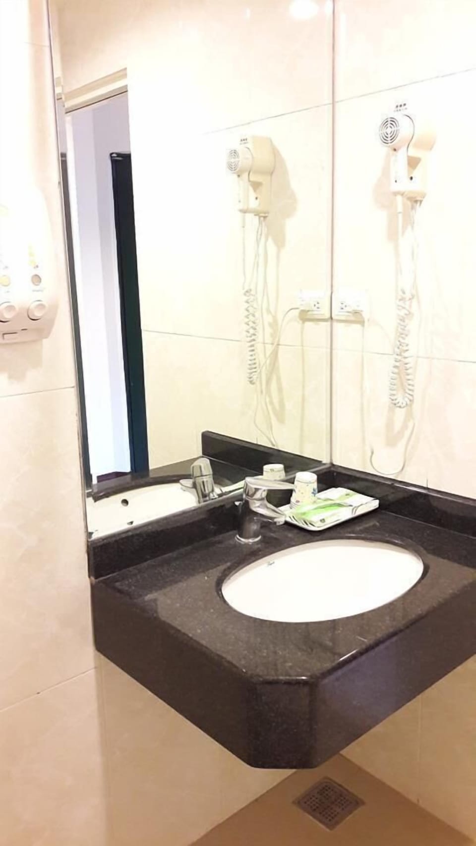 Standard Twin Room, 2 Twin Beds | Bathroom amenities | Shower, free toiletries, hair dryer, slippers