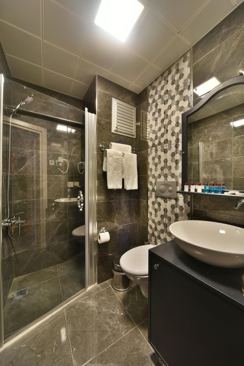 Basic Triple Room | Bathroom | Shower, free toiletries, hair dryer, slippers