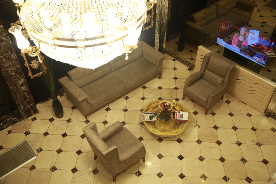 Lobby lounge