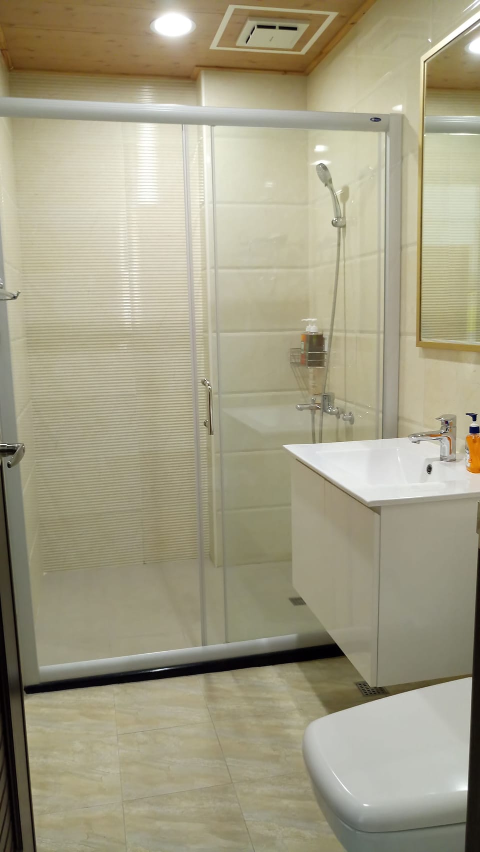 Deluxe Quadruple Room | Bathroom | Free toiletries, hair dryer, slippers, towels