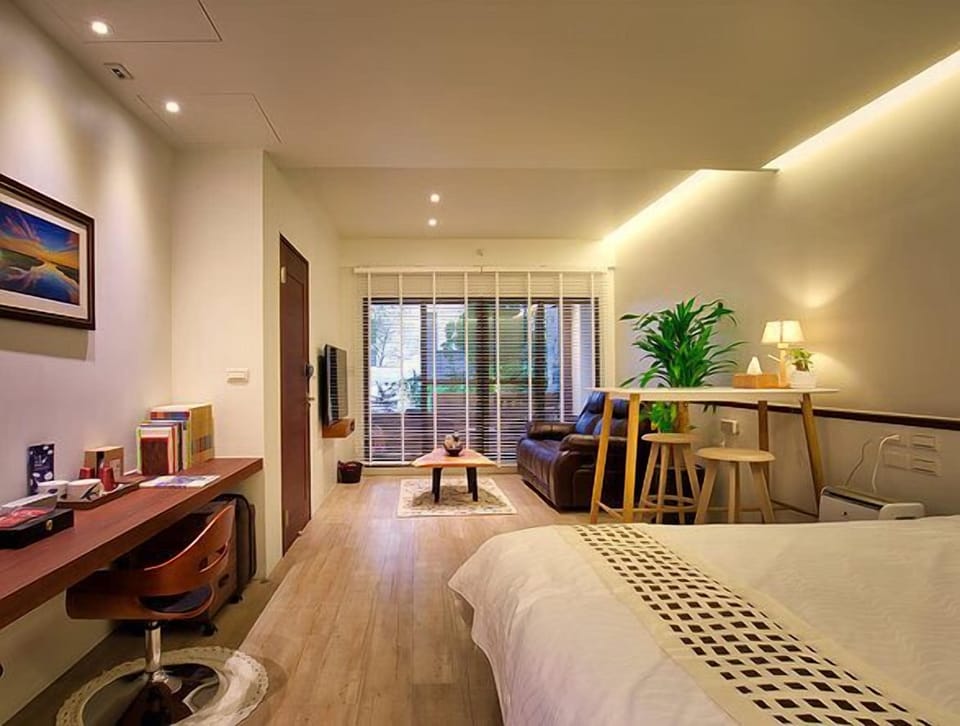 Suite | Minibar, in-room safe, desk, laptop workspace
