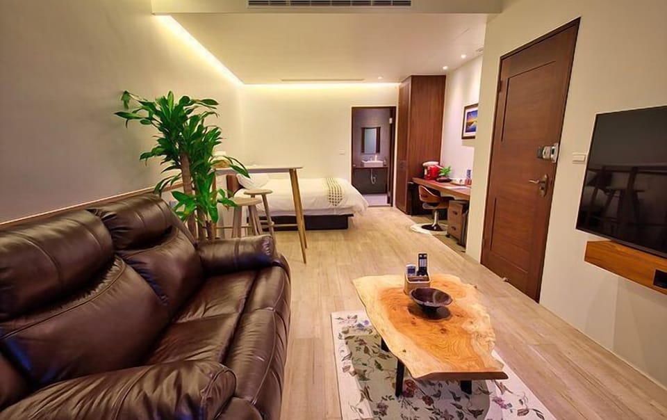 Suite | Minibar, in-room safe, desk, laptop workspace
