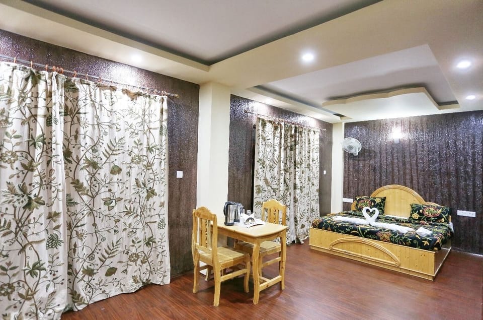 Deluxe Room | Living room | 32-inch Smart TV with satellite channels, TV